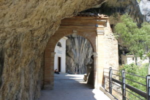 Immagine dell'archetto che dà accesso alla grotta, tempio sullo sfondo