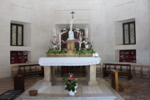 Altare in travertino contenuto nel tempio