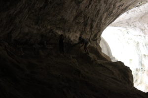 Altro scatto dall'interno della grotta, con la cupola del tempio sullo sfondo