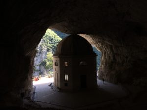 Immagine del tempio dall'interno della grotta