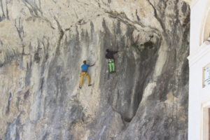 Particolare della parete rocciosa sulla quale due intrepidi scalatori si arrampicano con tanto di corde e moschettoni