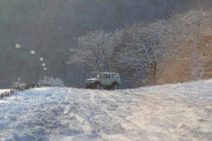 Jeep in mezzo alla neve