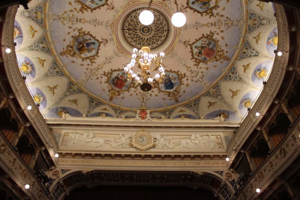 Il soffitto del teatro di Cagli